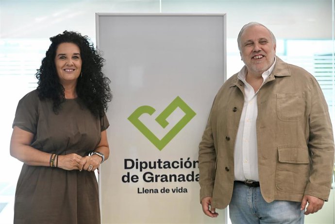 La diputada de Bienestar Social y Familia, Elena Duque, ha presentado, junto al presidente provincial de Cruz Roja Granada, Gabino García, este proyecto de alfabetización digital.