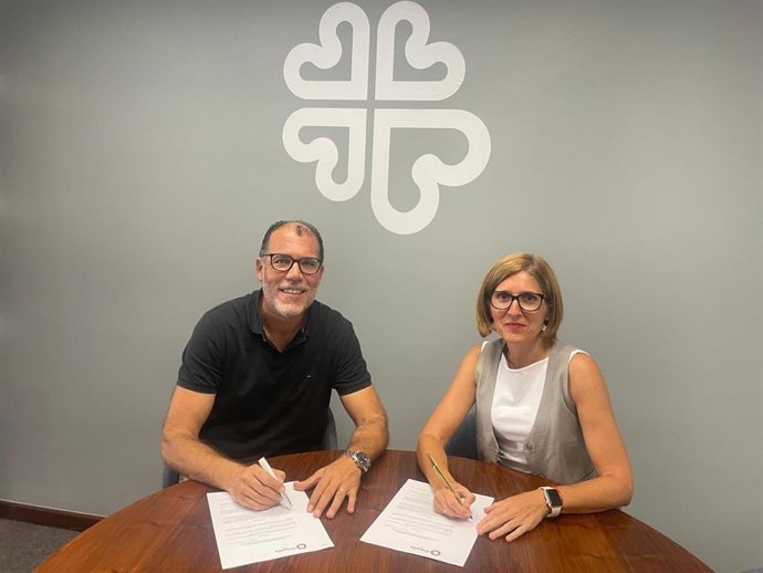 Imagen de la firma del convenio con Cáritas Bizkaia