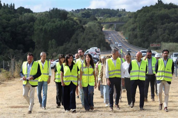La conselleira de Vivenda e Planificación de Infraestruturas, María Martínez Allegue, junto al delegado de la Xunta en Lugo, Alfonso Villares, supervisará el inicio de las obras de conversión en autovía del tramo Nadela-A Pobra de San Xiao