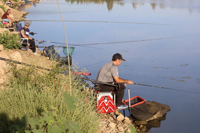 Archivo - Pescadores en un río.