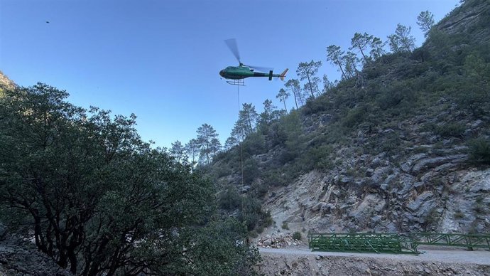 Traslado en helicóptero de las nuevas pasarelas para la reconstrucción del sendero del río Borosa