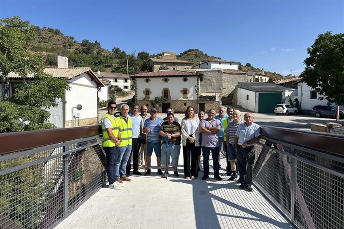 En el centro, la directora general junto a la presidenta del Concejo y el concejal de Urbanismo del Ayuntamiento en la visita a la nueva pasarela peatonal de Olleta.