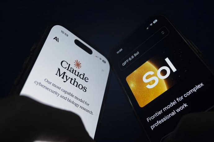 5 de agosto de 2026, Taichung, Taiwan: Uma mão segura um smartphone que exibe os modelos Claude Mythos, da Anthropic, e Sol, da OpenAI, apresentados em seus respectivos sites.