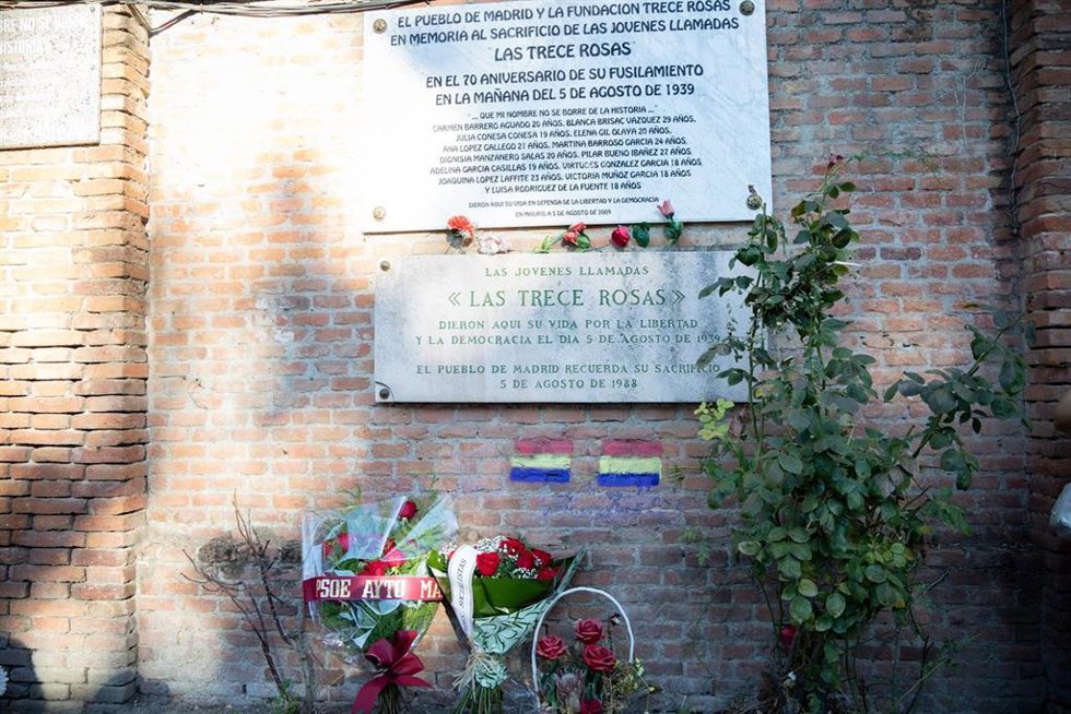 Placa homenaje de 'Las Trece Rosas" en el cementerio de La Almudena, Madrid, a 5 de agosto de 2026.