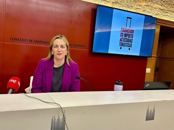 La concejala de Turismo de Santiago, Míriam Louzao, presenta la "marca" asociada a la recaudación de la tasa turística, a 5 de agosto de 2026.
