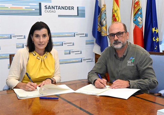 La alcaldesa de Santander, Gema Igual, firma el convenio con SEO/BirdLife para consolidar el proyecto Santander Capital Natural.