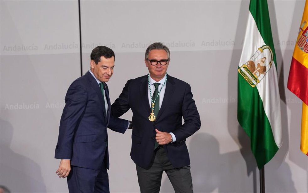 El l vicepresidente segundo y consejero de Turismo, Justicia, Desregulación y Administración local, Manuel Gavira, junto al presidente de la Junta, Juanma Moreno, durante el acto de imposición de medalla a los miembros del nuevo Consejo de Gobierno.