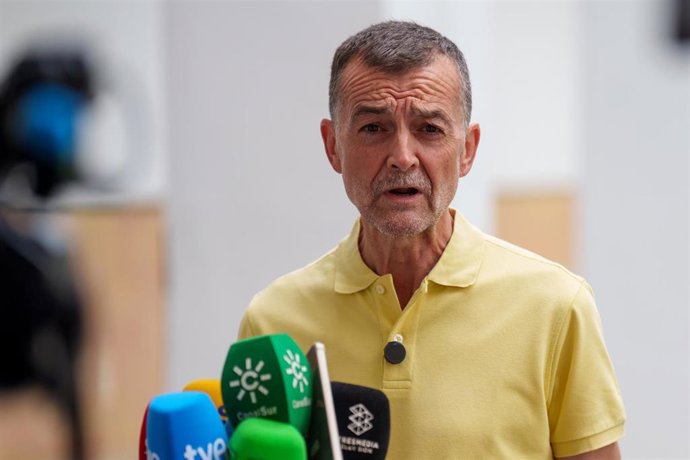El portavoz de Por Andalucía y coordinador federal de Izquierda Unida, Antonio Maíllo, atiende a los medios en el Parlamento de Andalucía. A 3 de agosto de 2026 en Sevilla (Andalucía, España). 