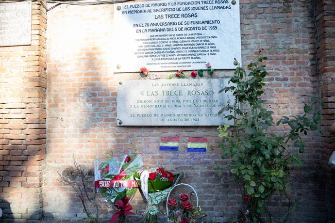 Placa homenaje de 'Las Trece Rosas" en el cementerio de La Almudena, Madrid, a 5 de agosto de 2026.