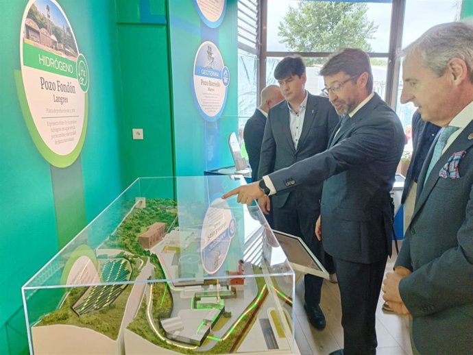 El consejero de Ciencia, Industria y Empleo del Principado de Asturias, Borja Sánchez, visita el pabellón de Hunosa, junto al presidente de la compañía, Enrique Fernández, en el Día de Hunosa en la Fidma (Gijón).