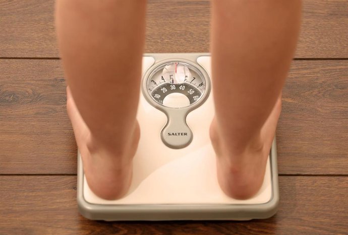 Archivo - 05 August 2025, United Kingdom, ---: File photo dated 03/03/14 of someone using a set of weighing scales. Health chiefs have raised concerns about people regaining weight after using Wegovy and Mounjaro, saying that patients coming off the drugs