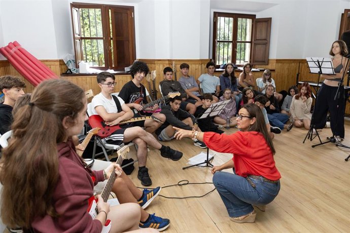 La consejera de Inclusión Social y Juventud, Begoña Gómez del Río, visita el campamento desarrollado en el albergue de Solorzano.