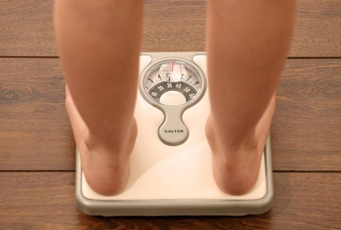 Archivo - 05 August 2025, United Kingdom, ---: File photo dated 03/03/14 of someone using a set of weighing scales. Health chiefs have raised concerns about people regaining weight after using Wegovy and Mounjaro, saying that patients coming off the drugs