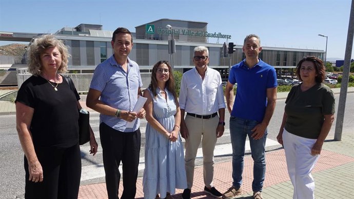 El secretario general del PSOE de Málaga, Josele Aguilar, junto a otros dirigentes socialistas en las puertas del Hospital del Valle del Guadalhorce.
