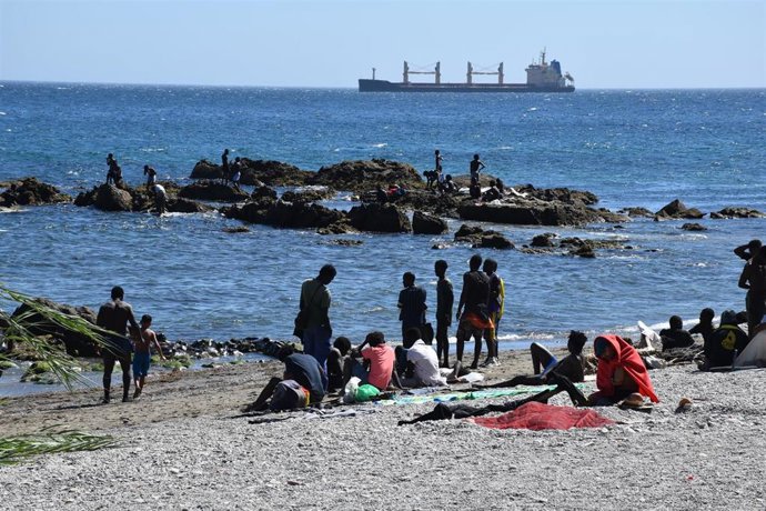 Varias personas en la playa del Trampolín, a 5 de agosto de 2026, en Ceuta (España). 