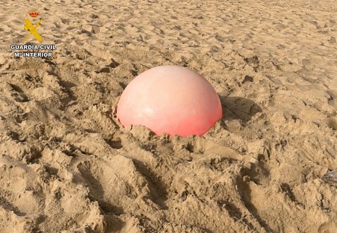 Boya varada en la playa.