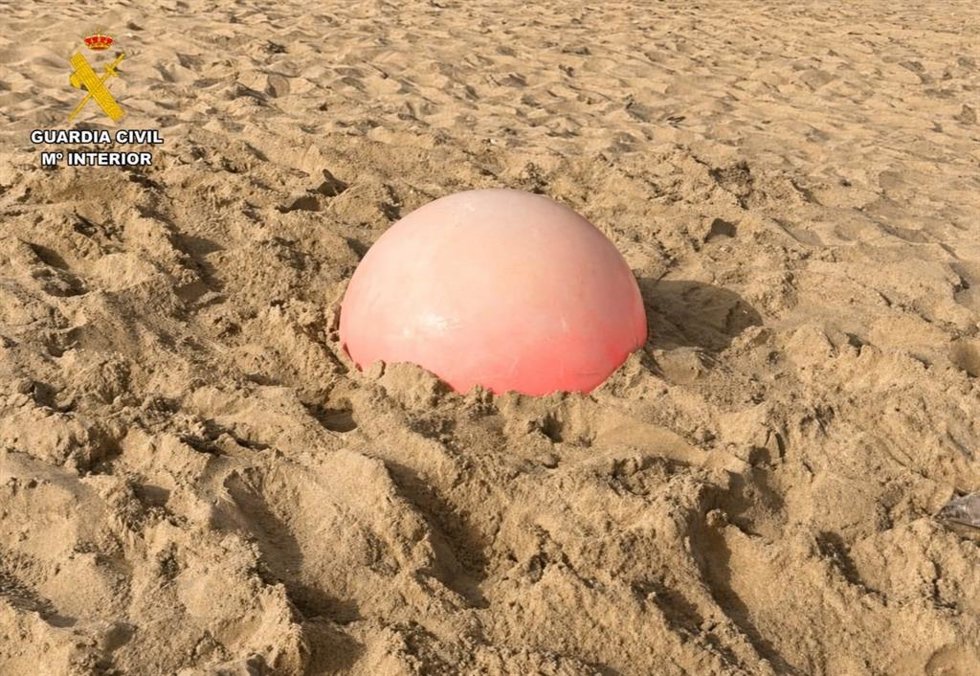 Boya varada en la playa.
