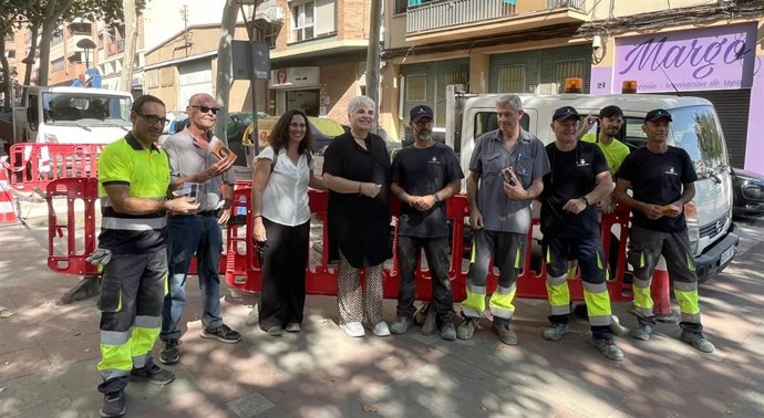 La alcaldesa accidental de Lleida, Carme Valls, con trabajadores municipales
