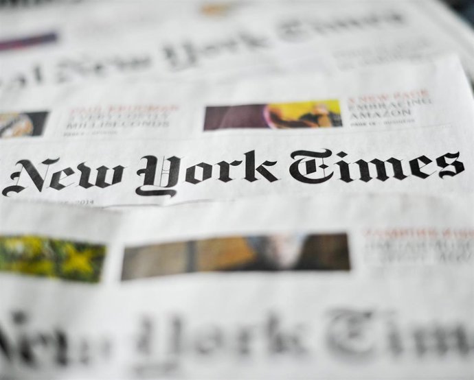 Archivo - FILED - 23 April 2014, Berlin: Various editions of the New York Times newspaper are on display on a table in Berlin. US newpapers The Washington Post, The Wall Street Journal and The New York Times were among the top winners on Monday of this ye