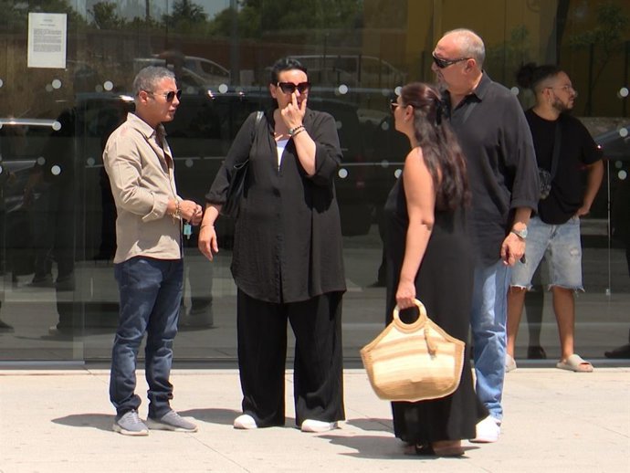 Pitingo, Juan Carmona y Sara Verdasco acompañan a la familia Carmona en el adiós a Pepe Habichuela