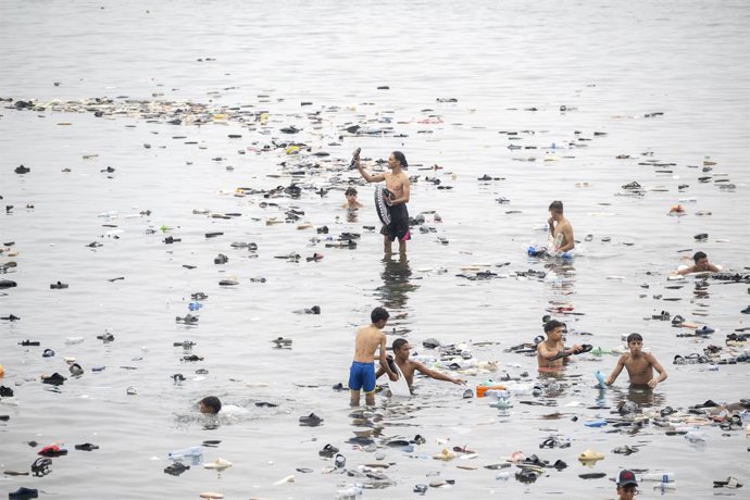 Decenas de personas siguen intentando cruzar la frontera, a 31 de julio de 2026, en Ceuta (España).  La ciudad autónoma de Ceuta ha amanecido con numerosas personas que seguían entrando desde Marruecos a primera hora de esta mañana después de una madrugad