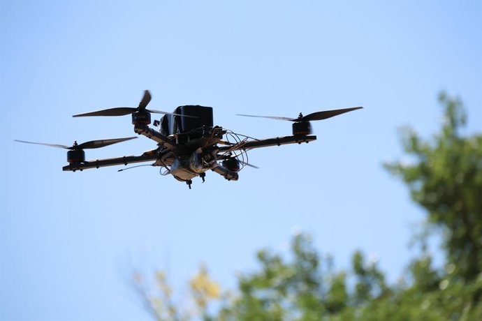 RÚSSIA, REGIÃO DE ZAPOROZHYE – 18 DE JULHO DE 2026: Um drone Antonov FPV decola enquanto pilotos de drones recebem treinamento de combate com o Grupo de Forças Dnepr na frente de Zaporozhye, no âmbito da operação militar especial da Rússia