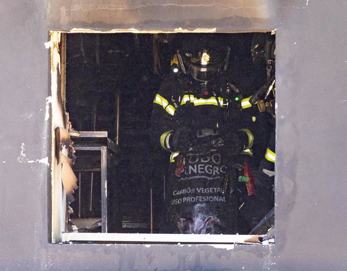 Bomberos trabajan en la extinción de un incendio en un restaurante, a 17 de julio de 2026, en Madrid (España). Los Bomberos del Ayuntamiento de Madrid han trabajado hoy en la extinción de un incendio declarado en un restaurante situado en la calle Bravo M