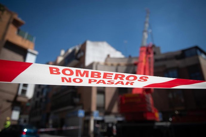 Archivo - Bomberos trabajan en el lugar de los hechos, a 15 de junio de 2026, en Madrid (España). La caída de una grúa de obra situada en el distrito madrileño de Tetuán ha provocado daños en el edificio en construcción, así como en otros dos inmuebles ce