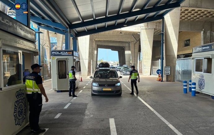 Control documental de la Policía Nacional en el Puerto de Melilla