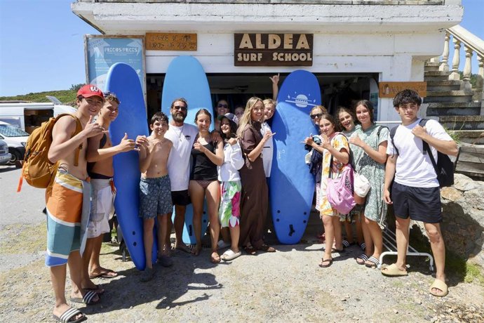 La conselleira de Política Social e Igualdade, Fabiola García, visita un campamento de surf en la playa de Nemiña, en Muxía (A Coruña)