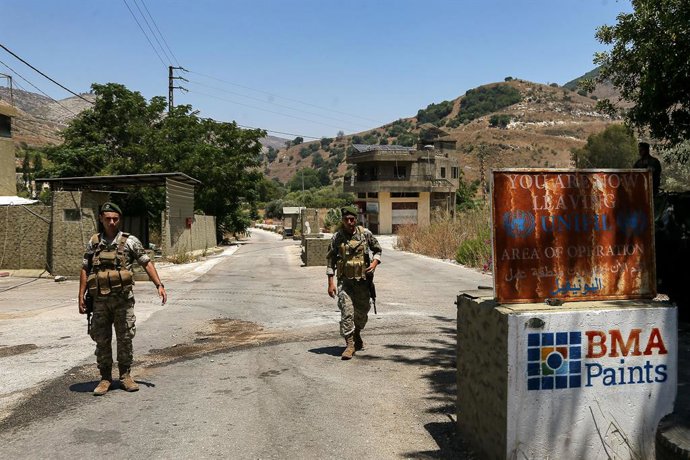 21 de julho de 2026, Líbano, Froun: Soldados libaneses montam guarda em um posto de controle na vila de Froun, no sul do Líbano.  O Exército libanês anunciou, em 21 de julho de 2026, que havia começado a se posicionar em uma área no sul, uma das três “zon