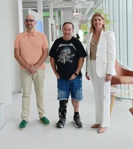 La directora de la Fundación Caja Rural de Asturias, Eva Pando, junto al cofundador de Loutkar Robotics, Francisco Javier Perez-Alonso, Jonathan Trujillo, uno de los probadores de los prototipo, en el Pabellón de la entidad en la Fidma (Gijón).