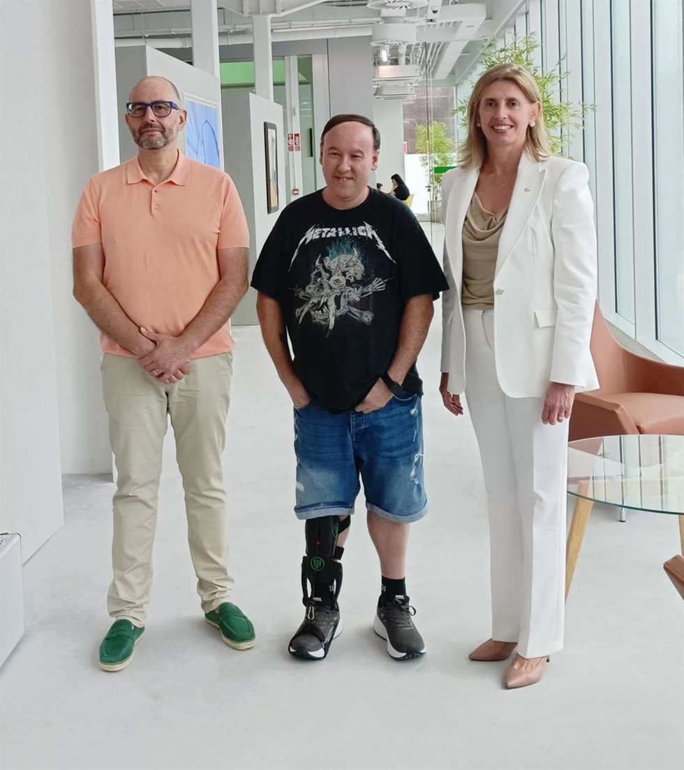 La directora de la Fundación Caja Rural de Asturias, Eva Pando, junto al cofundador de Loutkar Robotics, Francisco Javier Perez-Alonso, Jonathan Trujillo, uno de los probadores de los prototipo, en el Pabellón de la entidad en la Fidma (Gijón).