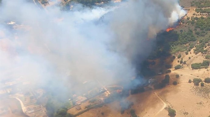 Vista aérea del incendio declarado en un paraje de San Roque (Cádiz) por el Plan Infoca