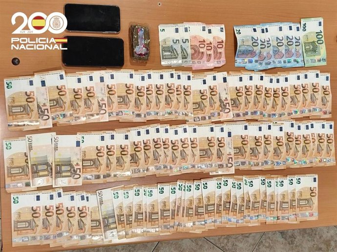 Efectos intervenidos al hombre detenido en Maó.