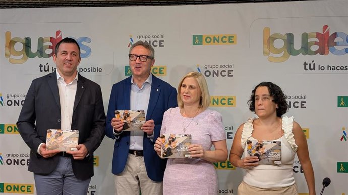 El delegado de la ONCE en Andalucía, Ceuta y Melilla, Cristóbal Martínez, la directora de la Organización en la provincia, Carmen Aguilera y el consejero territorial, Luis Muñiz, presentan el Informe de Valor Compartido 2025 en Granada.