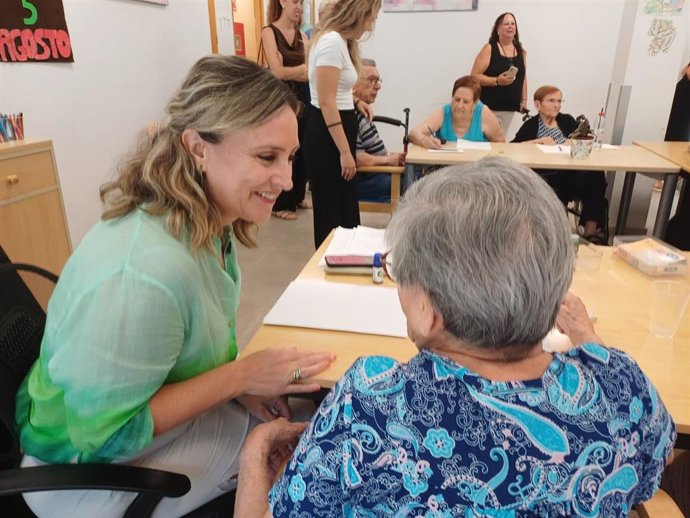 La consejera de Política Social, Familias e Igualdad, Conchita Ruiz, durante la visita a la residencia y centro de día para personas mayores `Virgen de los Dolores de Blanca
