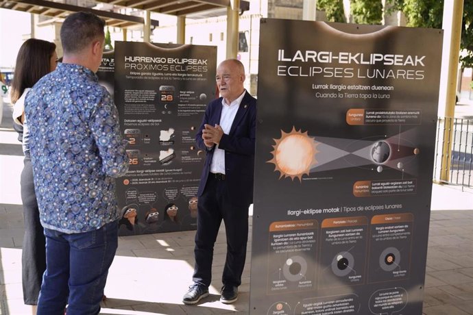 El consejero vasco de Ciencia, Universidades e Innovación, Juan Ignacio Pérez Iglesias, visita la exposición 'El día de los dos atardeceres' en Laguardia.