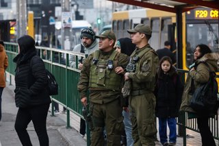 Santiago, 5 de Agosto de 2026.  El ministro de Seguridad, Martin Arrau, junto al delegado Presidencial German Codina participa de un copamiento preventivo de Carabineros en la Linea 4 del Metro, en la comuna de Puente Alto.   Diego Martin /Aton Chile