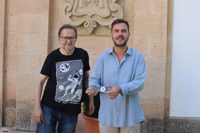 El delegado municipal de Turismo del Ayuntamiento de Ronda, Angel Martínez, y el presidente de la Asociación Astronómica de Ronda 'Abbás Ibn Firnás', Antonio Acedo.