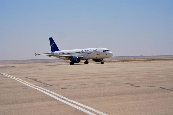 Un vuelo procedente de Kuwait operado por la empresa Syrian Airlines aterriza en el Aeropuerto Internacional de Deir Ezzor en el este de Siria
