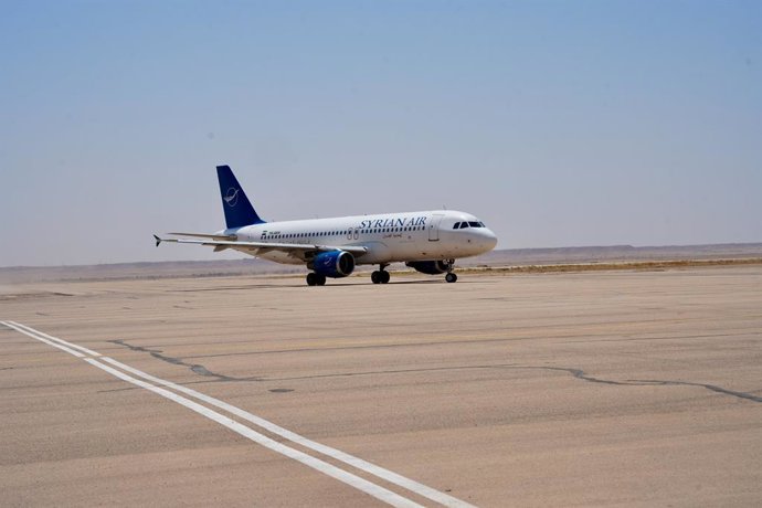 Um voo proveniente do Kuwait, operado pela companhia Syrian Airlines, pousa no Aeroporto Internacional de Deir Ezzor, no leste da Síria