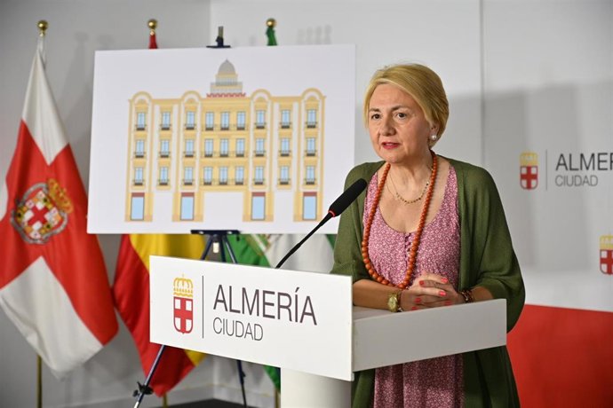 Archivo - La concejala de Urbanismo, Vivienda y Fiestas Mayores del Ayuntamiento de Almería, Eloísa Cabrera, durante la presentación del diseño de la nueva portada de la Feria 2026.