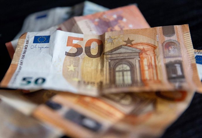 Archivo - (Foto de ARCHIVO) Varios billetes, a 9 de enero de 2024, en Madrid (España).