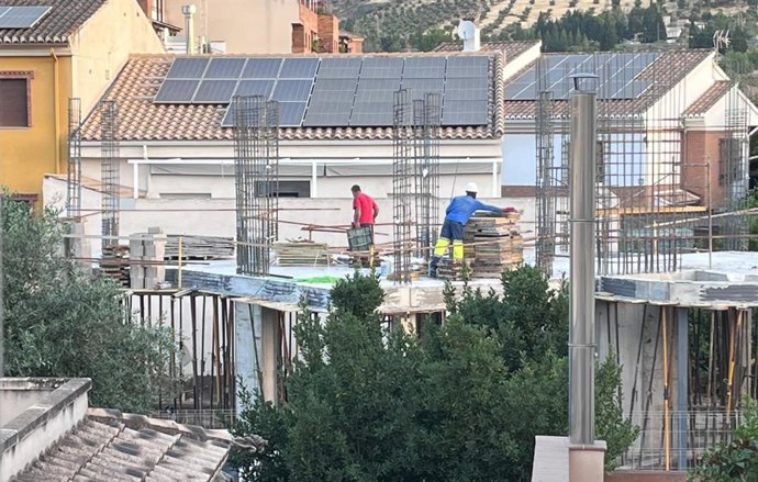 Archivo - Trabajadores del sector de la construcción realizan su tarea en una edificación durante un mes de verano.