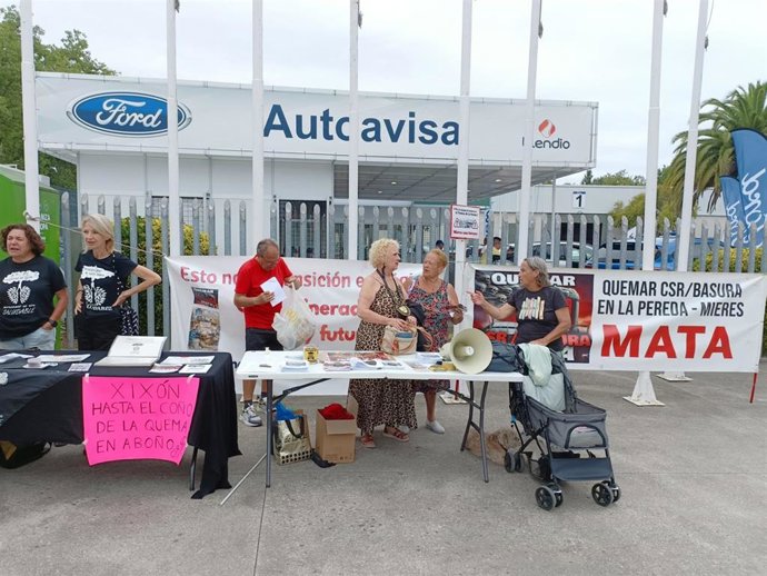 Protesta de la Plataforma contra la quema de basuras en la térmica de la Pereda, de Mieres, a la entrada del recinto ferial gijonés 'Luis Adaro', con motivo de la celebración del Día de Hunosa en la 69 Feria Internacional de Muestras de Asturias.