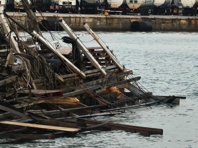 Vivero de clóchinos dañado por un incidente con un barco en el Puerto de Valencia