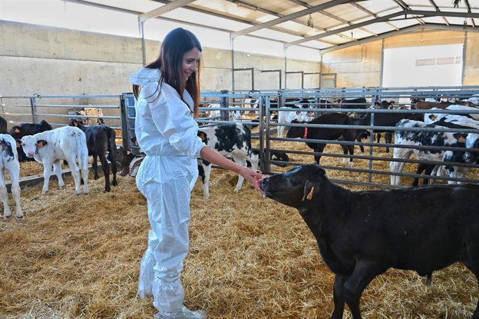 La conselleira do Medio Rural, María José Gómez, visita las instalaciones de Inaga, en A Mezquita (Ourense).