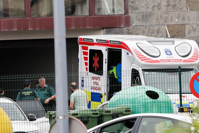 Varios agentes de la guardia cilvil y una ambulancia UVI móvil, en la puerta de entrada del cuartel de la guardia civil, a 5 de agosto de 2026, en Llanes.