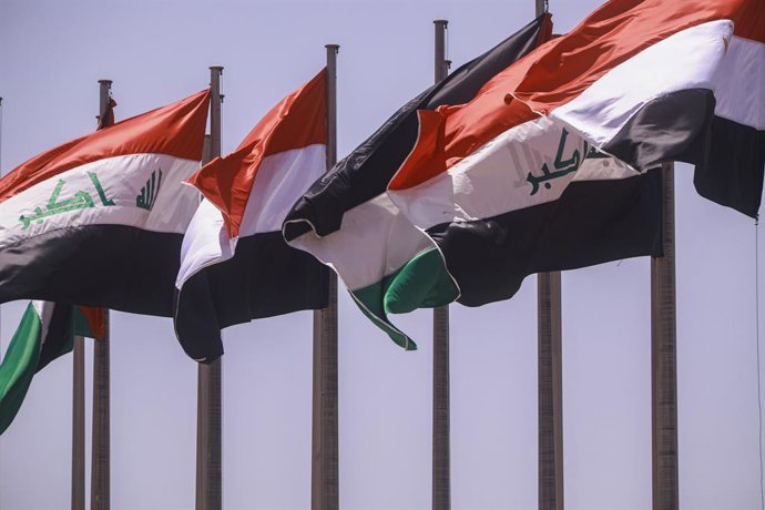 Archivo - Arquivo - 27 de junho de 2021, Iraque, Bagdá: Bandeiras do Iraque, do Egito e da Jordânia tremulam no Aeroporto Internacional de Bagdá durante a cúpula tripartite entre o Iraque, o Egito e a Jordânia. Foto: Ameer Al Mohmmedaw/dpa